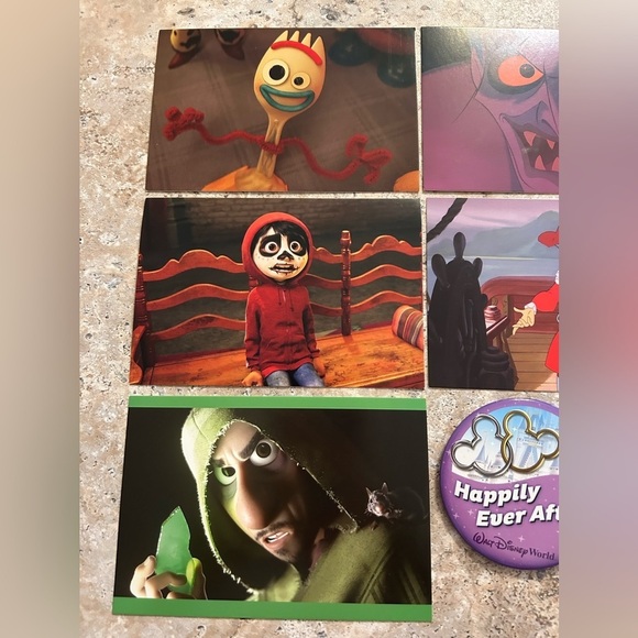 DISNEY BLUNDLE!  2 Disney Pins and 5 Disney Post Cards - BRAND NEW - Picture 8 of 11